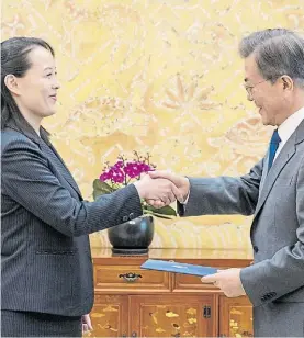  ?? AP ?? En febrero. La hermana de Kim Jong-un y el presidente surcoreano.