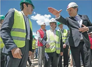  ?? JOSÉ JÁCOME / EFE ?? Visita. Luis Moreno (c), el alcalde de Quito, Mauricio Rodas, y el ministro Richard Martínez, en la obra del metro.