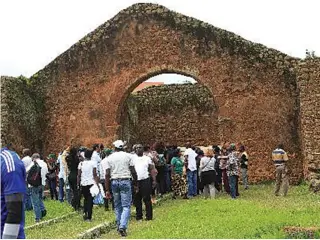  ?? GARCIA MAYATOKO | EDIÇÕES NOVEMBRO | MBANZA KONGO ?? As ruínas do Kulumbimbi constituem uma das atracções em Mbanza Kongo