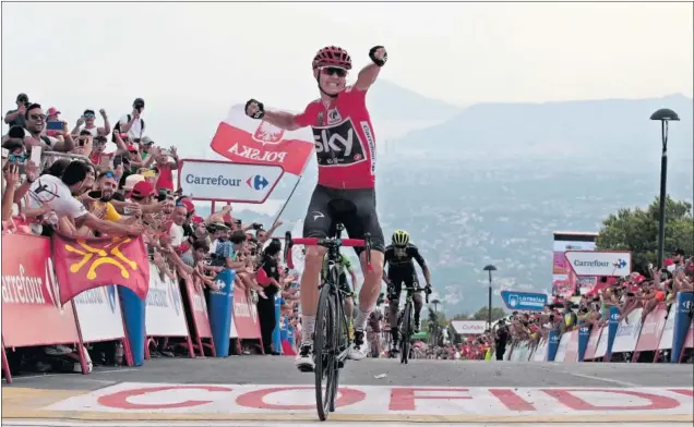  ??  ?? EXULTANTE. Chris Froome celebró a lo grande su victoria en la Cumbre del Sol, por delante de Esteban Chaves y Michael Woods. Hace dos años quedó segundo en esta cima.