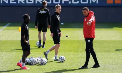  ??  ?? The Lask Linz head coach, Valérien Ismaël, talks with his players during training last week. Photograph: Leonhard Föger/Reuters