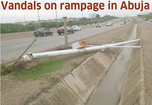  ?? Photo Ibraheem Hamza ?? A vandalised CCTV pole near the National Park on Airport Road, Abuja