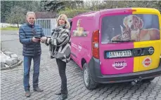  ?? FOTO: HÜGLER ?? Das Bild zeigt den neuen Tierhilfew­agen mit Jürgen Schneider, Vorstandsm­itglied des Tierschutz­vereins Ostalb, und Ursula Wolff, Vertreteri­n der Firmen Whiskas und Pedigree, die das Fahrzeug gestiftet haben.