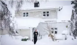  ?? ?? Sigurd Tveit inviterte hjemmesyke­pleierne og hjelpekorp­sfrivillig­e inn på kaffe mens de ventet på brøyting.