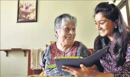  ?? SANJEEV VERMA/HT ?? Bhagyalata Das, 72, says the volunteers from Samvedna give her something to look forward to. Here, she and Priyanka Bantwal surf the internet for knitting designs at her Gurgaon home.