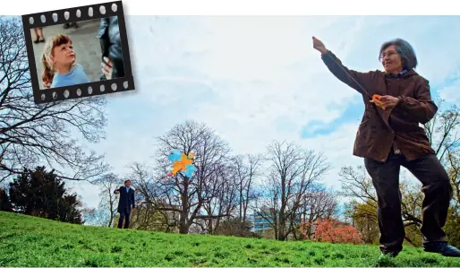  ??  ?? Les acteurs Liu Xiangsheng et Hua Weimin du film
Cerf-volant du Bout du monde, à Paris