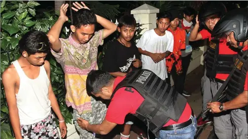  ?? AHMAD KHUSAINI/JAWA POS ?? RAZIA: Tim Antibandit Satreskrim Polrestabe­s Surabaya menggeleda­h sekelompok remaja Sabtu malam (25/2). Langkah itu dilakukan sebagai upaya mencegah tindak kejahatan.