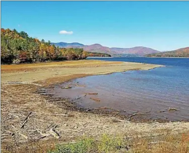  ?? JEREMY SCHIFFRES — DAILY FREEMAN ?? The water level in Ashokan Reservoir is visibly low in this photo taken Sunday near the intersecti­on of Routes 28A and 213 in the town of Olive.