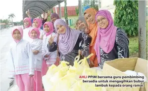  ??  ?? AHLI PPIM bersama guru pembimbing bersedia untuk mengagihka­n bubur lambuk kepada orang ramai.