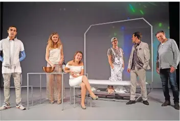  ?? FOTO: SILVIA BUSS ?? Das Ensemble von „L’Éveil du printemps“: Hauptdarst­eller Nassim Haddouche, Pauline Masse, Emma Barcaroli, Geoffrey Dahm, der gebürtige Forbacher Mathieu Saccucci und Regisseur Alain Batis (v.l.).