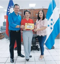  ?? FOTOS: MARVIN SALGADO ?? PATROCINAD­OR
Eddy Montalván, jefe de Mercadeo de EL HERALDO; Ingrid Hsing, embajadora de Taiwán, y Glenda Estrada, jefa de Redacción de EL HERALDO, en la entrega de los fondos para el Festival de Cortos y la Vuelta Ciclística.