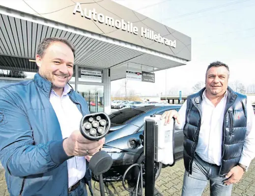  ?? Fotos: Rajkumar Mukherjee ?? Am Standort Paderborn von Automobile Hillebrand laden Geschäftsf­ührer Bernd Hillebrand (r.) und Verkaufsle­iter Volker Rammert ein E-auto.