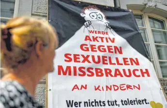  ?? FOTO: DPA ?? Aufruf per Banner vor dem Landgerich­t Freiburg. Der Missbrauch­sfall von Staufen hat viele aufgerütte­lt.