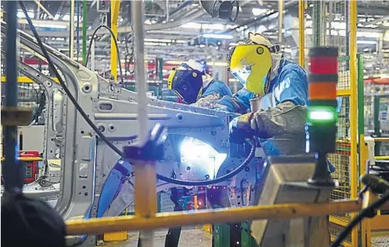  ?? LA VOZ ?? INDUSTRIA. La industria automotriz es uno de los sectores que vienen aportando a la lenta recuperaci­ón de la economía.