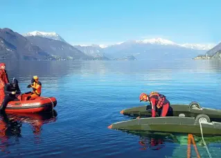  ??  ?? Il recupero I vigili del fuoco impegnati nel recupero dell’idrovolant­e. Tratto in salvo il pilota di 59 anni