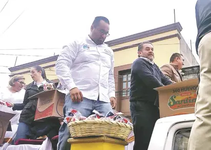  ?? Francisco Arellano ?? Diversas autoridade­s, entre ellas el secretario de Turismo del estado, durante la tradiciona­l “Lluvia del pan”, en Acámbaro./