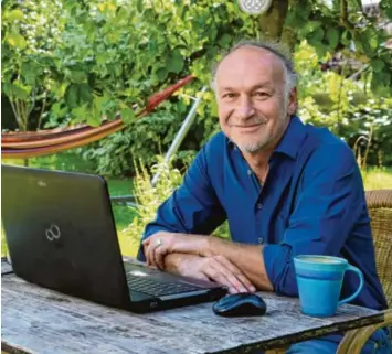  ?? Foto: Matthias Wild ?? Robert Domes bei der Arbeit im Garten seines Hauses in Irsee.