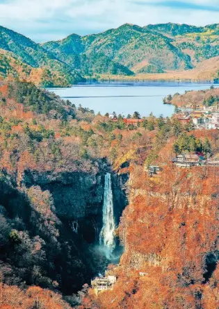  ??  ?? Der glasklare See Chuzenji liegt auf fast 1300 Metern Höhe. Am seinem Kopf stürzt sich der Kegon-Fall in die Tiefe.