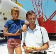  ??  ?? Hier siehst du Jacques Piccard mit seinem Sohn Bertrand. Das Foto stammt aus dem Jahr 1962 oder 1963.