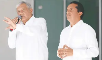  ??  ?? El presidente electo Andrés Manuel López Obrador se reunió con el gobernador de Quintana Roo, Carlos Joaquín González y después realizó un mitin en la Plaza de las Palapas.
