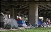  ?? Godofredo A. Vasquez / Houston Chronicle file ?? Requiremen­ts to sign up for assistance programs may deter some, a homeless man said.