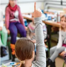  ?? Symbolfoto: Bernhard Weizenegge­r ?? Bei der Schulkonfe­renz der SPD haben zur Abwechslun­g nicht die Schüler, sondern Eltern, Lehrer, Schulleite­r und Vertreter von Verbänden gesagt, wie sie die Situation beurteilen.