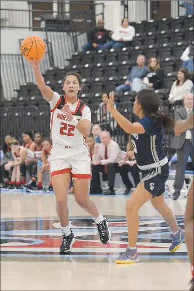  ?? Valley Democrat-Gazette/Hank Layton) ?? Erianna Gooden (22) of Fort Smith Northside passes against Greenwood in the finals of the 2021 Tournament of Champions. The prestigiou­s girls tournament will be played for the 25th time starting Thursday at Fort Smith Northside.
(River
