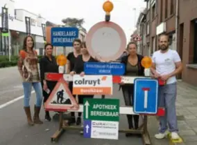  ?? FOTO JAA ?? Ontevreden handelaars onder wie Mario Almeida Coxarro (rechts) en Suzie Diels (tweede van links). “Je kan hier wel degelijk langs.”