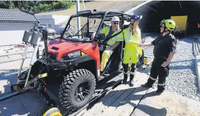  ?? FOTO: MORTEN LIE-HAGEN ?? TAKK: Leder for forebyggen­de brannvern i Porsgrunn, Jon Erik Bergbendah­l sier pent takk til Emilie Enger Aas fra Bane Nor for den nye redningsbi­len. Ved rattet Øystein Ringheim fra Biltunet Voss.