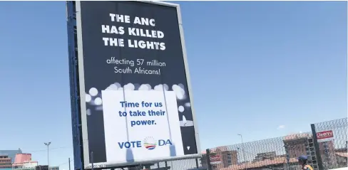  ?? Picture: Refilwe Modise ?? POSTER POWER. The DA came out with guns blazing yesterday in Johannesbu­rg with a campaign billboard taking a swipe at the governing ANC.