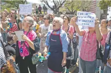  ??  ?? Un grupo de adultos mayores protestaro­n ayer en Caracas contra los cambios que quiere imponer el gobierno para el pago de sus pensiones.