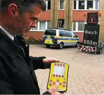  ??  ?? Modernste Verkehrsle­ittechnik der Feuerwehr Schleiz hat Ronny Schuberdt gestern vorgeführt. Foto: Fabian Klaus