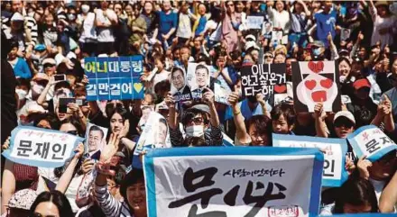  ?? REUTERS PIC ?? Supporters of Moon Jae-in at a campaign rally in Chungju, South Korea, yesterday.