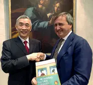  ??  ?? A porte chiuse Il sindaco con Xing Qu vice direttore generale dell’Unesco