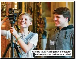  ??  ?? Kamera läuf ! Auch junge Videojourn­alisten waren im Rathaus dabei.