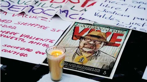  ?? Foto: AFP/Hector Guerrero ?? Gedenken an den ermordeten Journalist­en Javier Valdez und Protest gegen die Gewalt gegen kritische Publiziste­n.