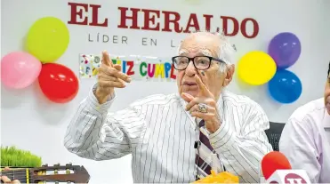  ?? HANSEL VÁSQUEZ ?? Rafael Campo Miranda contó anécdotas de su vida durante la charla en la sala de juntas de EL HERALDO.