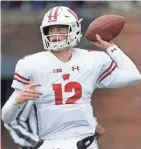  ?? MARK HOFFMAN / JOURNAL SENTINEL ?? UW quarterbac­k Alex Hornibrook expects redshirt sophomore receivers Adam Krumholz and Jack Dunn to be able to make some plays if called upon.