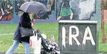  ??  ?? El Ejército Republican­o Irlandés (IRA, por sus siglas en inglés) fue un movimiento terrorista activo en las décadas de los 70, 80 y 90 que luchaba contra el dominio británico en ese país.