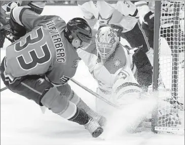  ?? Alex Gallardo Associated Press ?? JAKOB SILFVERBER­G of the Ducks can’t score against Antti Niemi of the Dallas Stars in the second period.