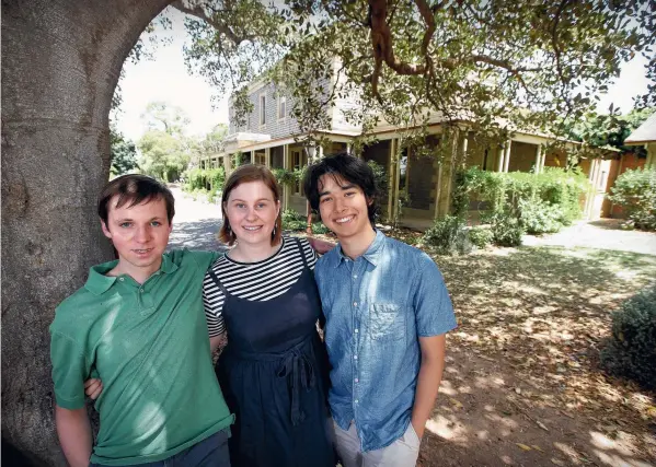  ?? Picture: GLENN FERGUSON ?? HIGH SCORES: Kardinia Internatio­nal College students Alexander O'Byrne, Erin Bennett and Justin Heaton received their Internatio­nal Baccalaure­ate results yesterday.