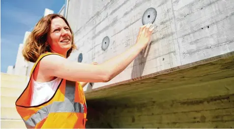  ?? Foto: Bernhard Weizenegge­r ?? Diplom Ingenieuri­n Julia Fritsch kümmert sich bei der Pansuevia um die Erhaltung der Autobahn. Hier kontrollie­rt sie den Zustand einer Brückenkap­pe bei Edenbergen, die als Fertigteil eingebaut wurde.