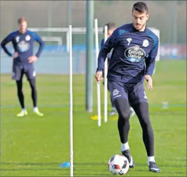  ??  ?? PÓLVORA GALLEGA. Joselu, que busca estrenarse en Riazor, será el delantero titular ante el Alavés.