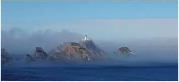  ??  ?? A l’image de tous les phares écossais, celui de Muckle Flugga, construit à la pointe la plus au nord des Shetland, porte la signature de Stevenson.