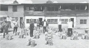  ??  ?? SEGERA: Proses mengagihka­n bahan makanan kepada penduduk Rumah Papit di Sungai Kuap, Nyelong dijalankan kakitangan Pusat Khidmat DUN Repok.