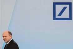  ?? Foto: Boris Roessler, dpa ?? Seit Mitte 2015 ist John Cryan Chef der Deutschen Bank. Doch nun scheint es, als su  che das Geldinstit­ut einen Nachfolger für ihn.