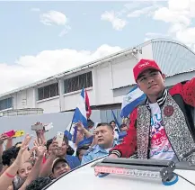  ??  ?? Roman Gonzalez waves to fans after returning to Managua.