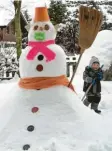  ??  ?? Dieser Schneemann wurde von Korbinian, 2, und seinem Opa im Oberallgäu gebaut.