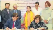  ?? HT FILE PHOTO ?? Director finance refineries (HPCL) J Ramaswami and state’s principal secretary mines and petroleum Aparna Arora sign the (MoU) for the Barmer oil refinery.