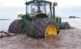  ??  ?? Navegando en tractor. Los fierros, tratando de salir hacia una parte más alta.